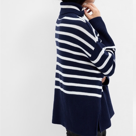 Like New Gap 24/7 Split-Hem Turtleneck Sweater - Picture 3 of 6